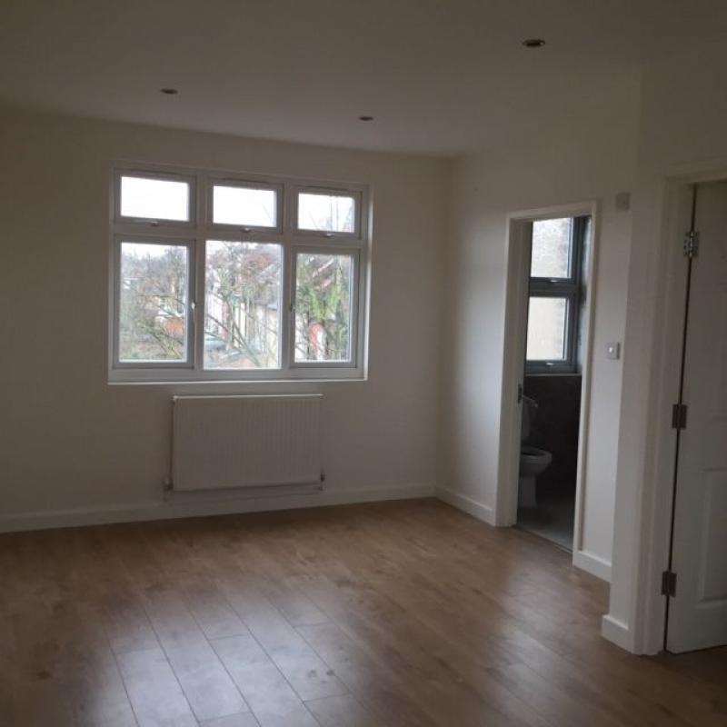 Newly decorated. Double room very close to Tooting Rail Station.