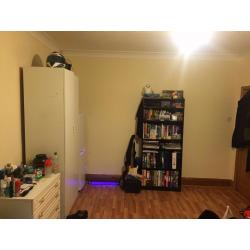 Massive Double room with cloak room available in 4 bed house in Norbury