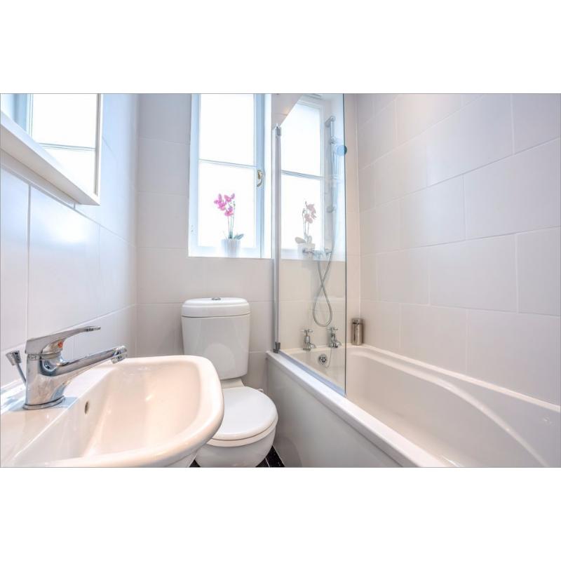 Fully furnished double room perfect for professionals or students! View NOW!