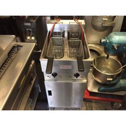 CATERING COMMERCIAL TWIN TANK VALENTINE V2200 FRYER CATERING KEBAB CHICKEN CATERING CAFE SHOP BAR