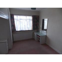 Cheap Double room available now. Perfect location with all bills included...