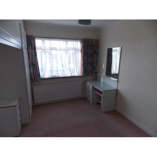 Cheap Double room available now. Perfect location with all bills included...