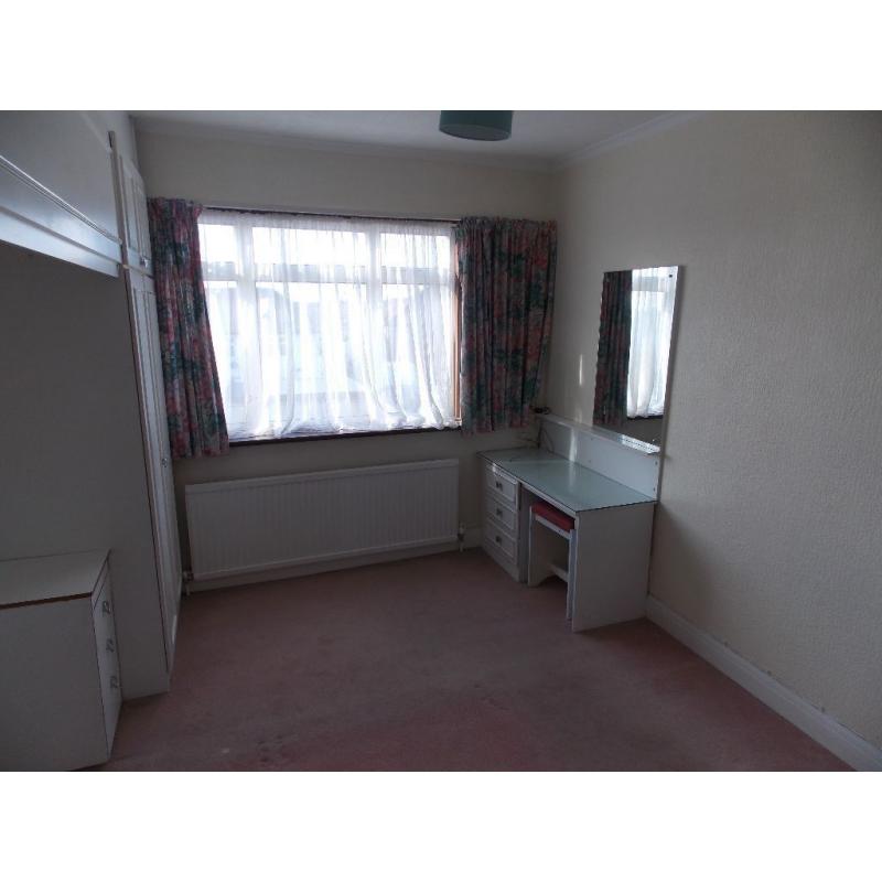 Cheap Double room available now. Perfect location with all bills included...