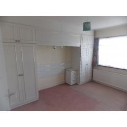 Cheap Double room available now. Perfect location with all bills included...