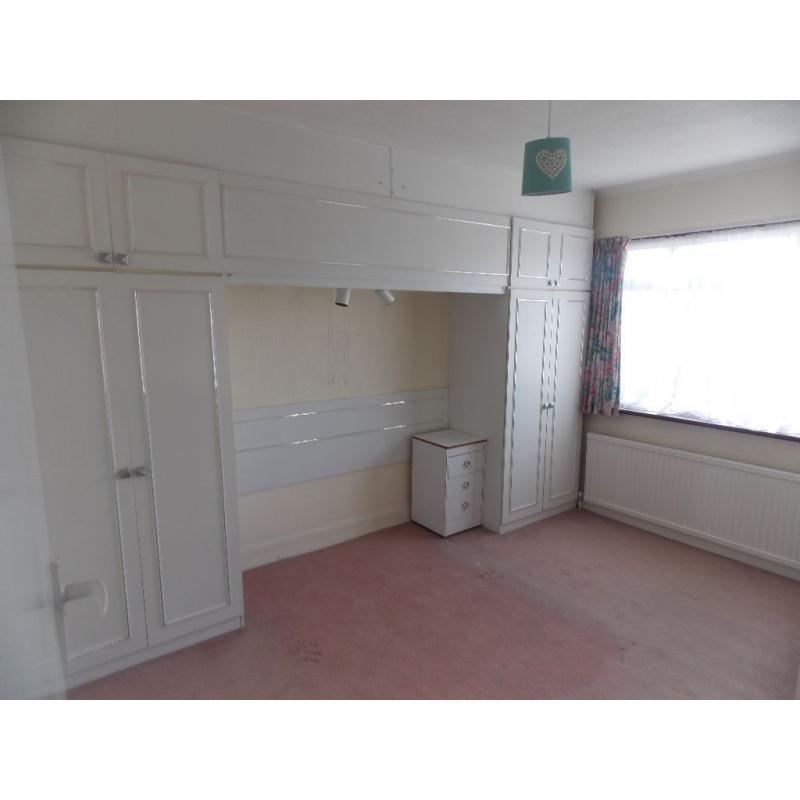 Cheap Double room available now. Perfect location with all bills included...