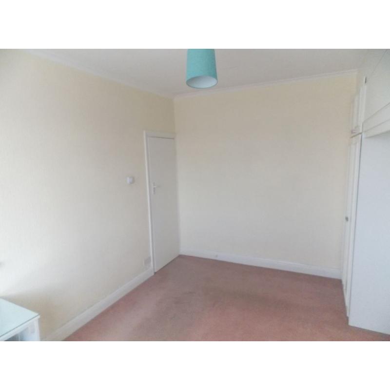 Cheap Double room available now. Perfect location with all bills included...