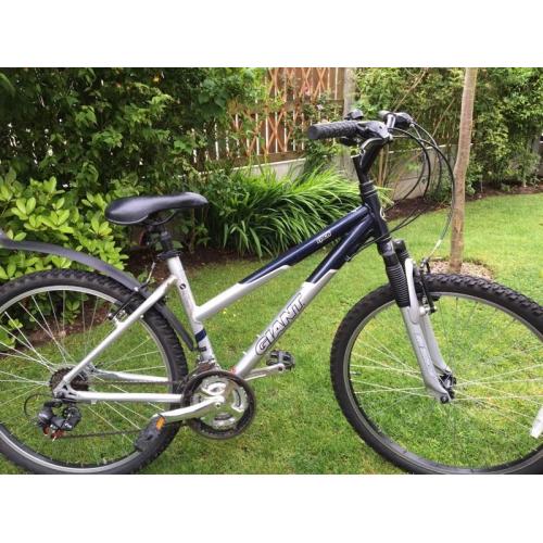 Ladies Giant Rock Mountain Bike hardly used, SR suntour forks
