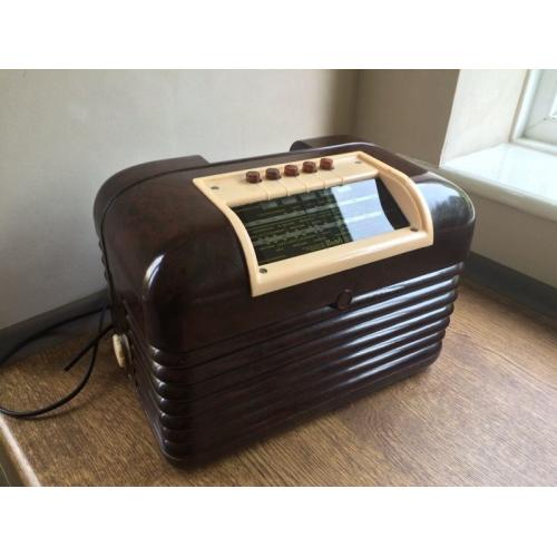 Vintage Bakelite BUSH valve radio