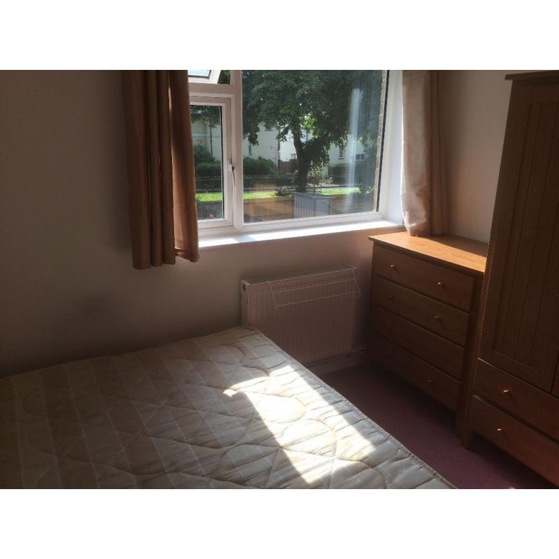DOUBLE ROOM TO LET IN PUTNEY AVAILABLE NOW *ALL BILLS INCLUSIVE