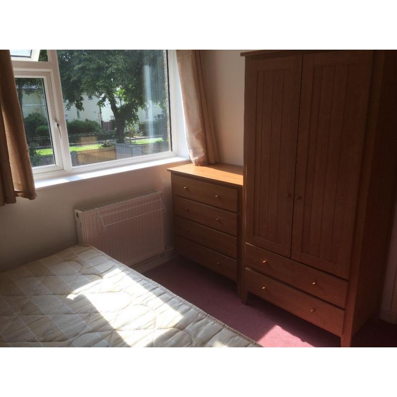 DOUBLE ROOM TO LET IN PUTNEY AVAILABLE NOW *ALL BILLS INCLUSIVE