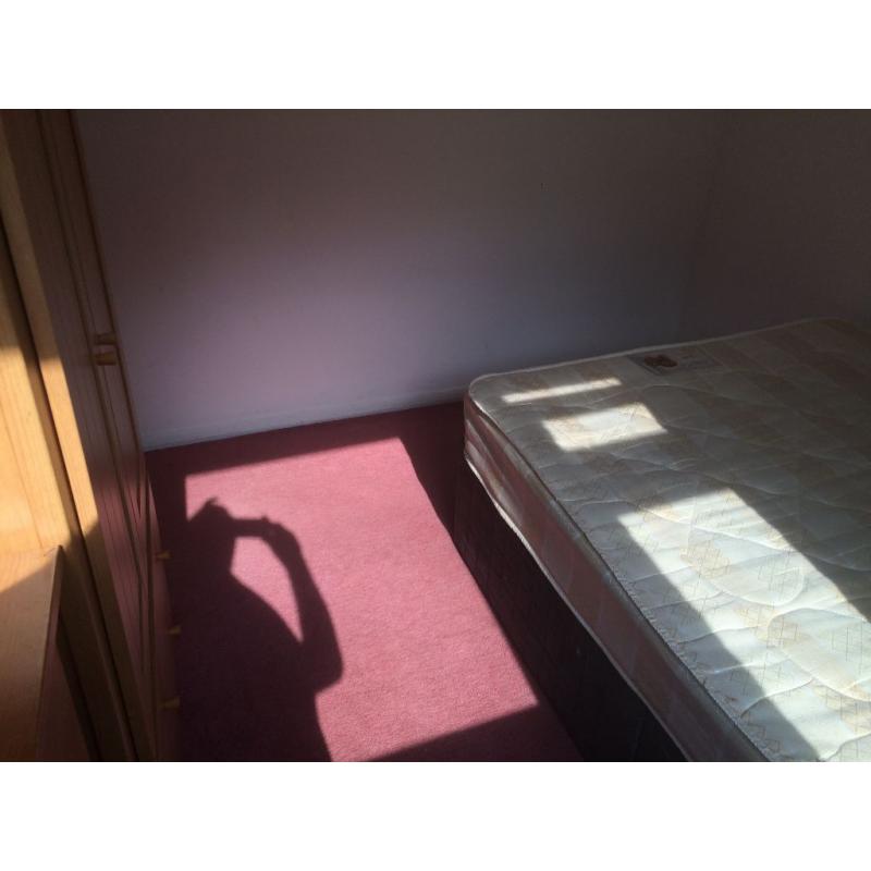 DOUBLE ROOM TO LET IN PUTNEY AVAILABLE NOW *ALL BILLS INCLUSIVE
