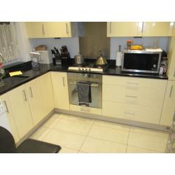 Rooms in 3 bedroom flat to rent