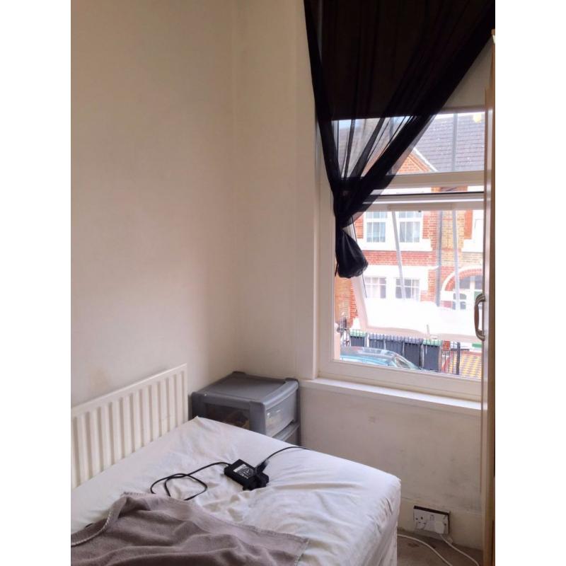 Lovely single room available 5mins by walk to Seven Sisters Tube Station