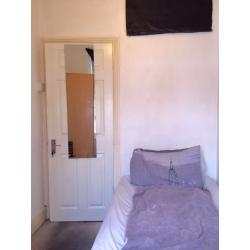 Lovely single room available 5mins by walk to Seven Sisters Tube Station