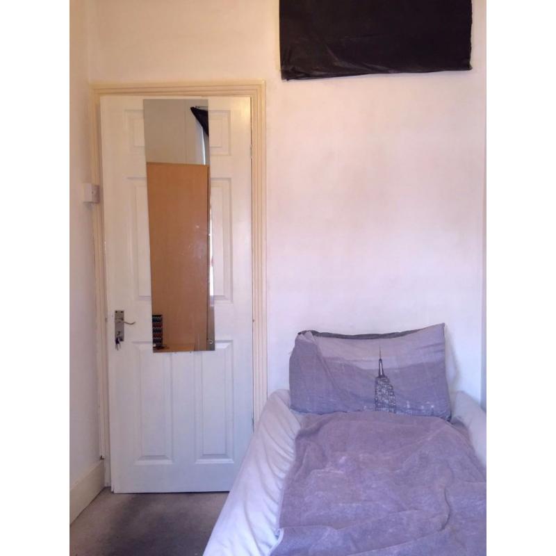 Lovely single room available 5mins by walk to Seven Sisters Tube Station