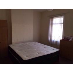Large double room available in Manor Park