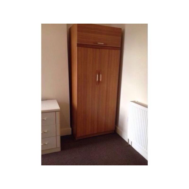 Large double room available in Manor Park