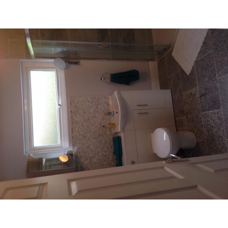 Double Bedroom to let/ rent in Modern luxury 4 bed house in Croydon, all bills included