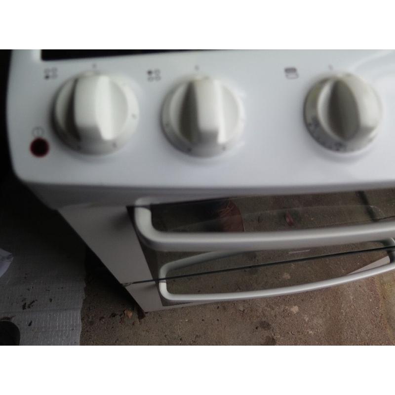 Zanussi 2 Door Electric cooker- ceramic hob-White - little use!