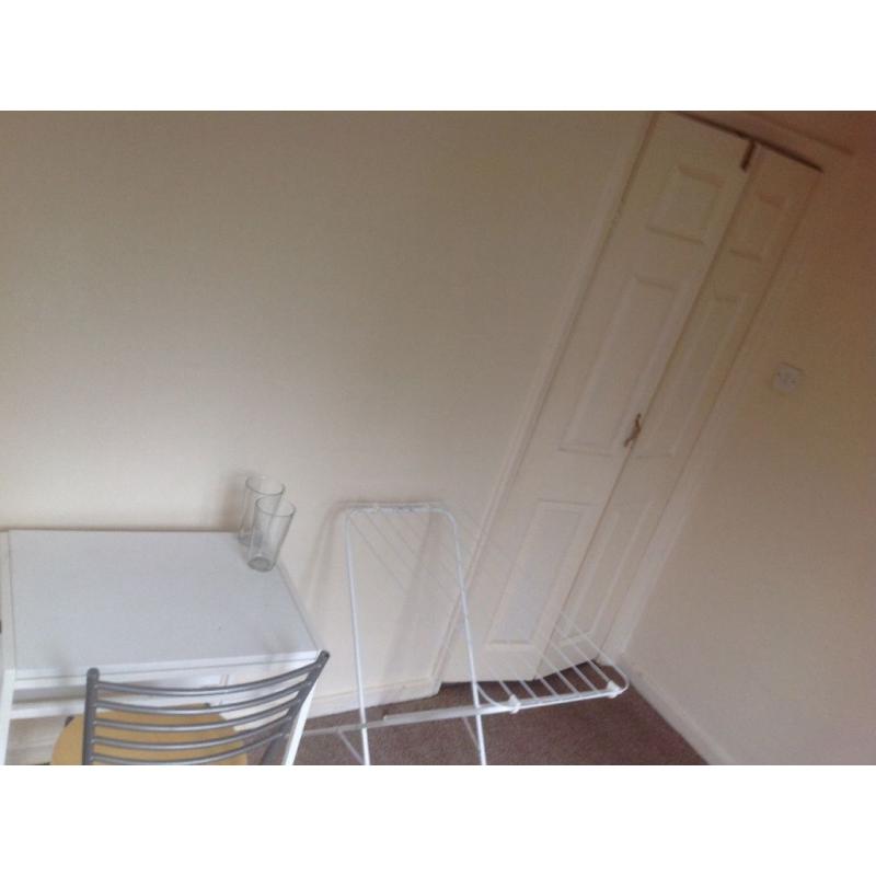 BIG SINGLE ROOM FULLY FURNISHED AT EAST FINCHLEY !!