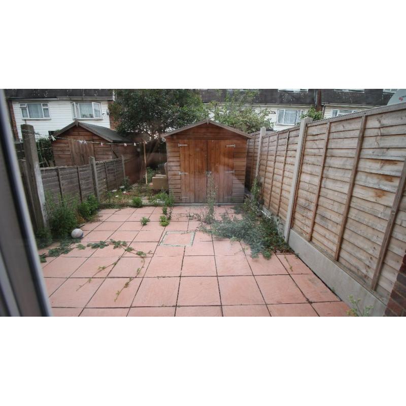 CHEAP COSY ROOM IN BECKTON (E16) | FULLY FURNISHED AND CLEANERS ONCE A MONTH | FREE INTERNET