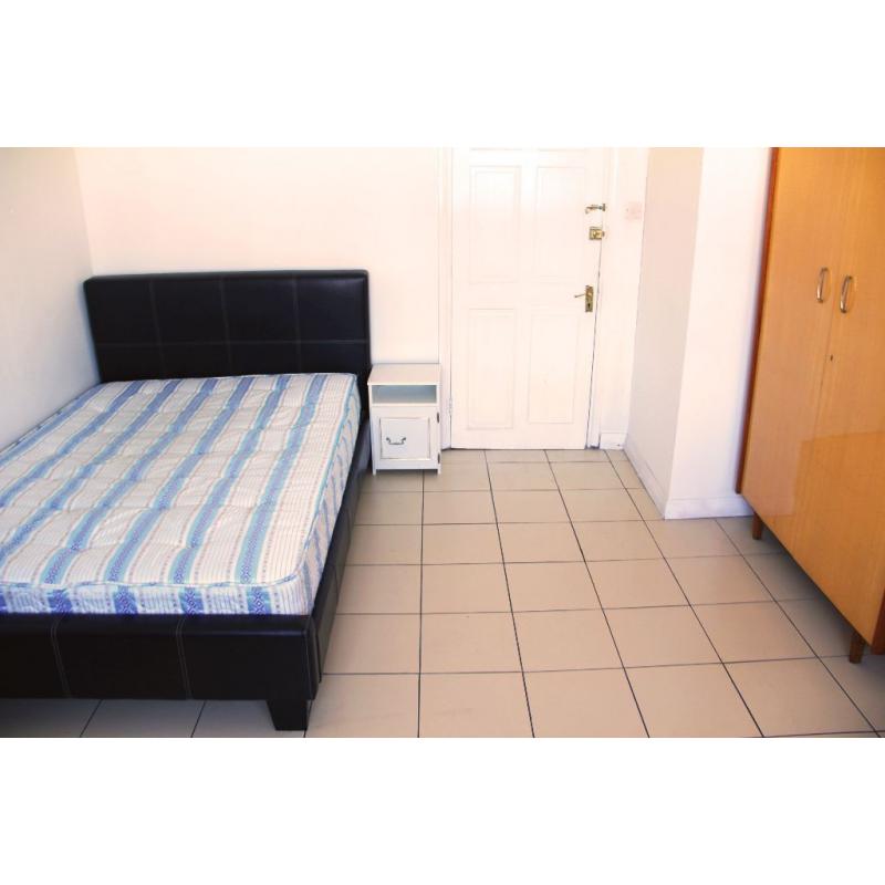 CHEAP COSY ROOM IN BECKTON (E16) | FULLY FURNISHED AND CLEANERS ONCE A MONTH | FREE INTERNET