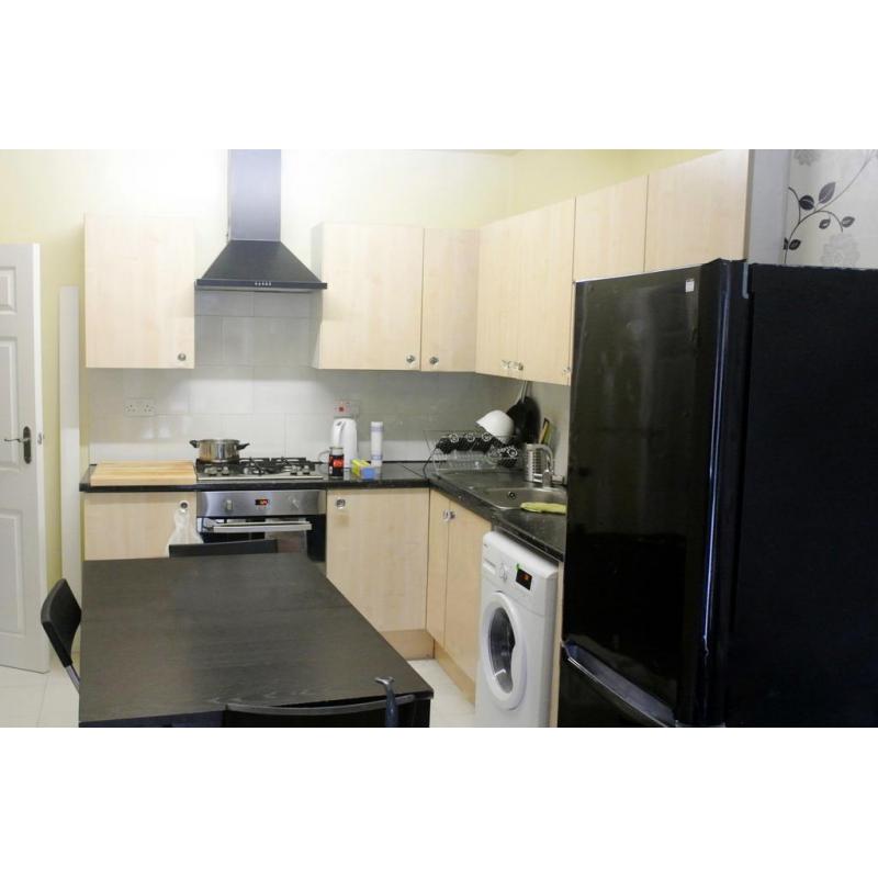 Large and lovely double room in a newly refurbished house near Shepherd's Bush! !!! ALL BILLS INC