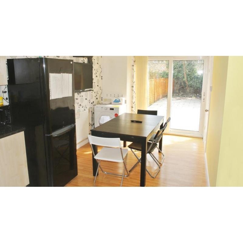Large and lovely double room in a newly refurbished house near Shepherd's Bush! !!! ALL BILLS INC
