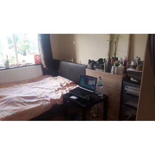 Single roon in a residential area close to transport links