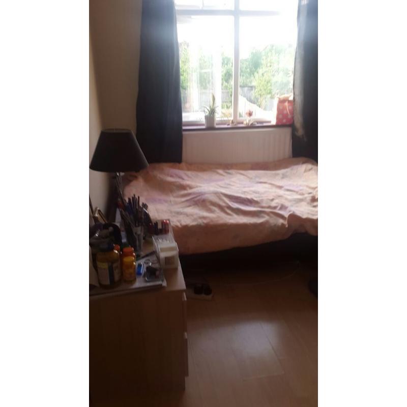 Single roon in a residential area close to transport links