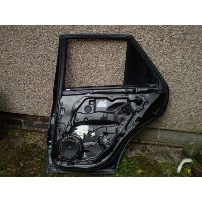 MERCEDES ML 2005-2011 BLACK O/S/R DRIVER SIDE DOOR (COMPLETE) IMMACULATE