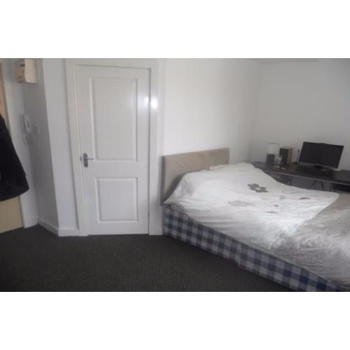 Ensuite Double Bedroom in Cholrton