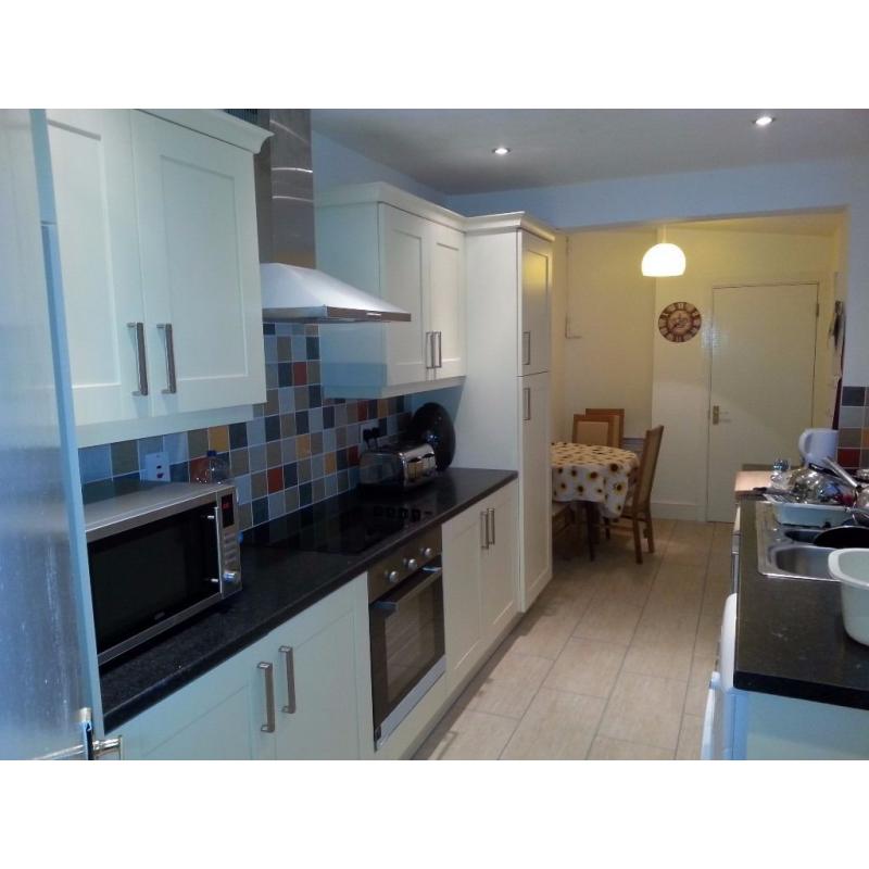 A spacious double room in Dunluce Avenue, Lisburn Road, BT97AW