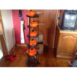 Le crueset pan set and stand