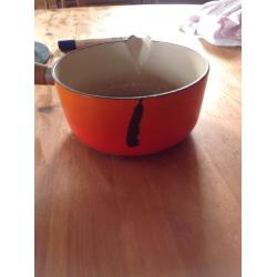 Le crueset pan set and stand