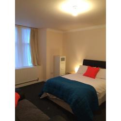 3 mins walk to Byres Road - ensuite bedroom