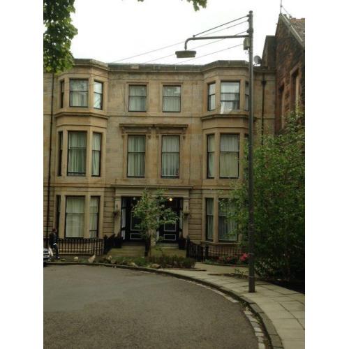 3 mins walk to Byres Road - ensuite bedroom