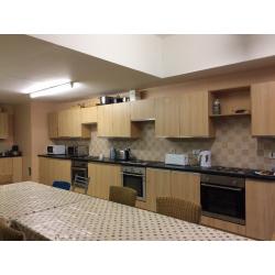 3 mins walk to Byres Road - ensuite bedroom