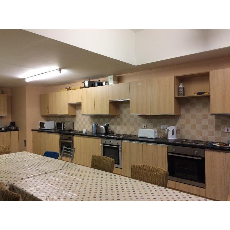 3 mins walk to Byres Road - ensuite bedroom