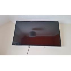 HITACHI 48" FULL HD SMART TV FREEVIEW WITH WALL BRACKET