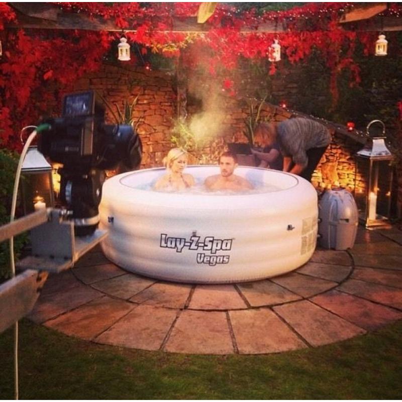 DELIVERED TODAY ANYWHERE IN UK!! Brand new Lay z spa hot tub pool