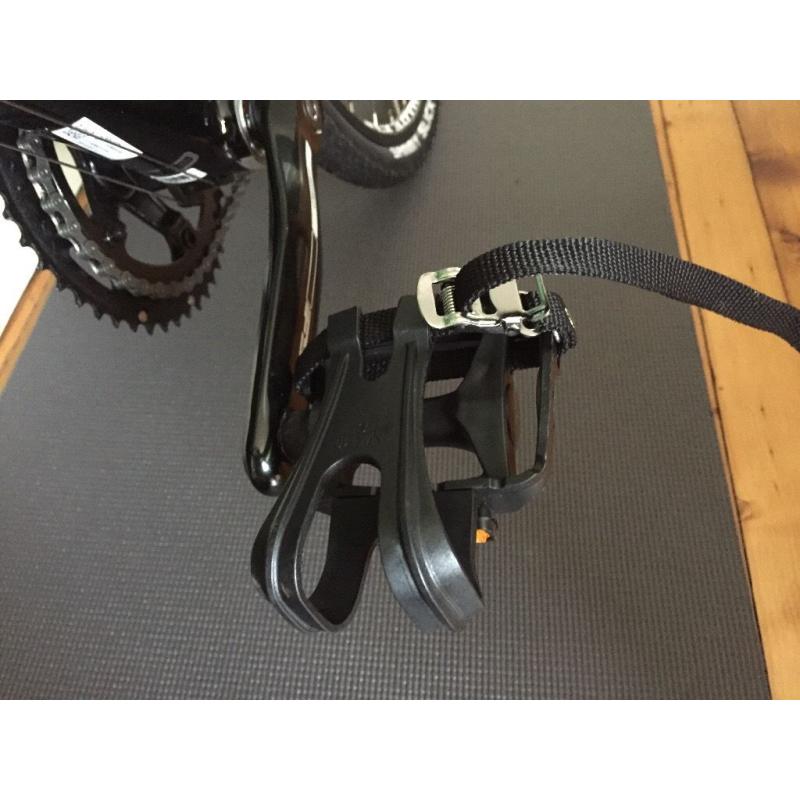 Wellgo road or MTB pedals with toe clips and straps NEW