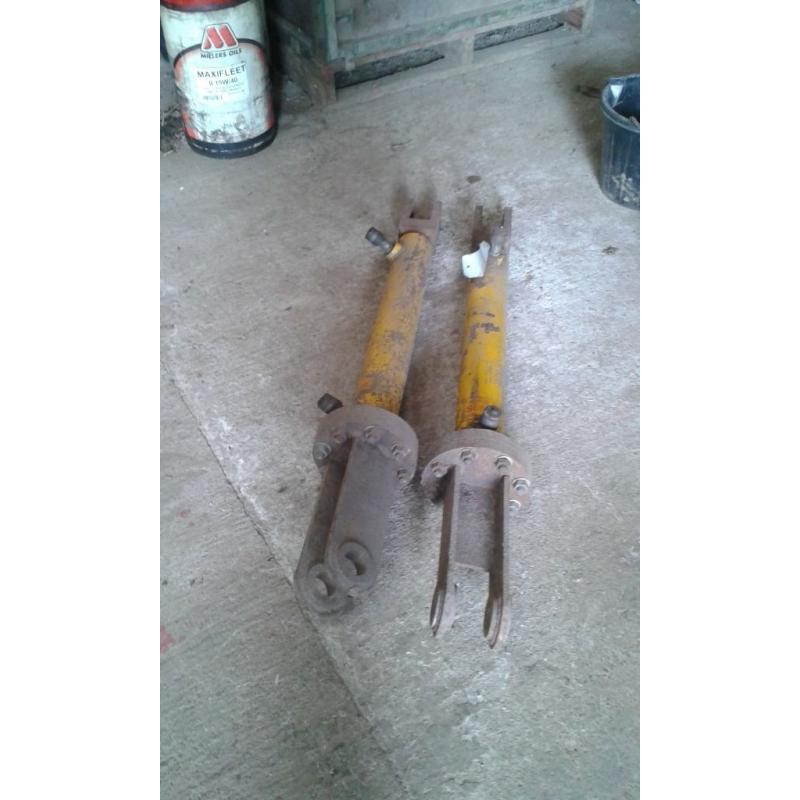 Double acting hydraulic rams