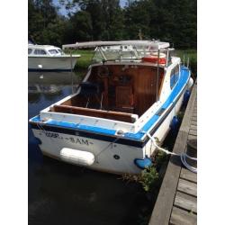 FREEMAN 23,FREEMAN 23 4 BERTH MOTOR BOAT MOORED AT STALHAM ON THE NORFOLK BROADS