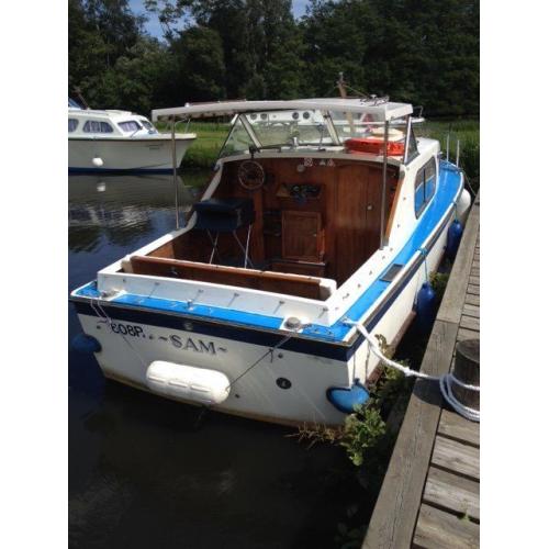 FREEMAN 23,FREEMAN 23 4 BERTH MOTOR BOAT MOORED AT STALHAM ON THE NORFOLK BROADS