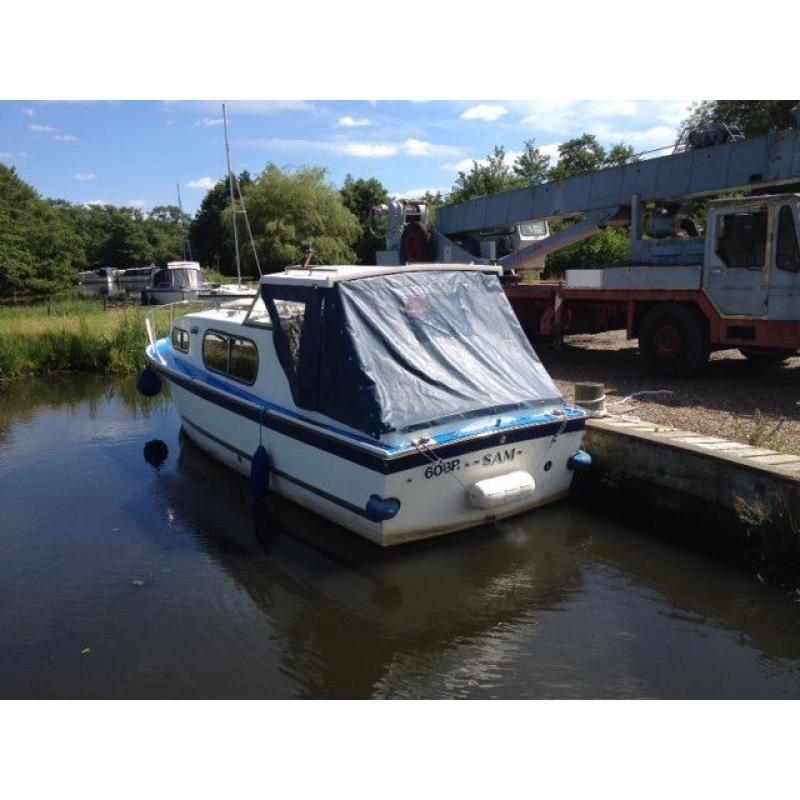 FREEMAN 23,FREEMAN 23 4 BERTH MOTOR BOAT MOORED AT STALHAM ON THE NORFOLK BROADS