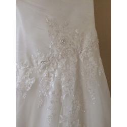 Beautiful Bridal Gown - New with no alterations - absolute bargain