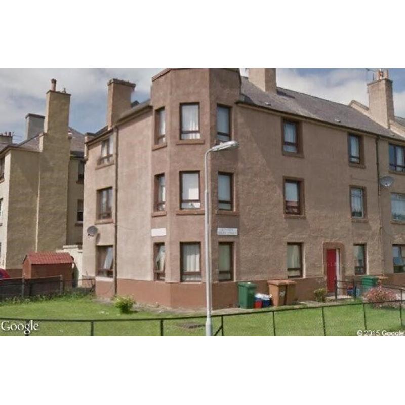 I have 2 double bedroom 2nd floor flat EH5 would like a 1 bed & box room or 2 bed ground floor flat