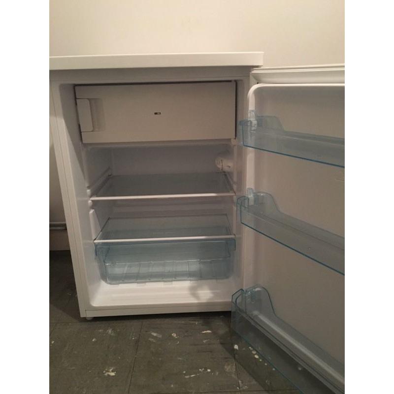 Lec undercounter fridge/freezer