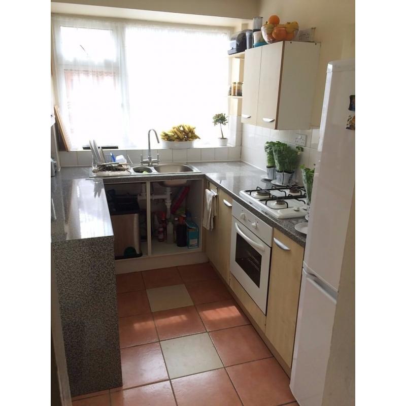 Sunny Double Bedroom, 3min walk to Star Lane Station, Canning Town 5min, all bills included